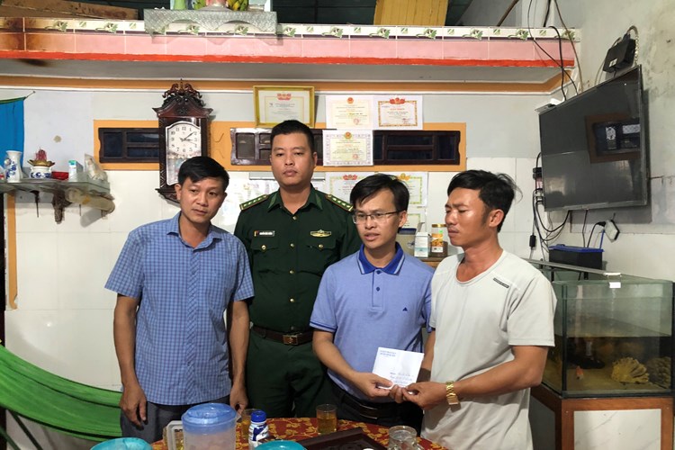 Quảng Ngãi: Thăm, động viên gia đình ngư dân bị cháy tàu cá - Anh 2