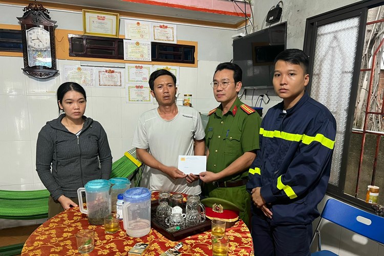 Quảng Ngãi: Thăm, động viên gia đình ngư dân bị cháy tàu cá - Anh 3