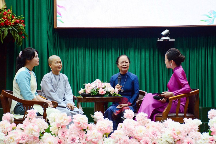 Tuyên dương những phụ nữ tiêu biểu vì cộng đồng năm 2023 - Anh 2
