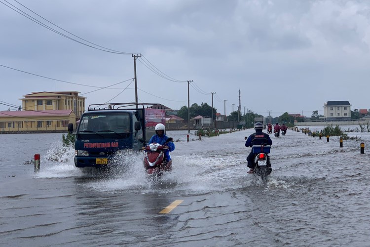 Thừa Thiên Huế: Các thủy điện đồng loạt điều tiết nước để đảm bảo dung tích phòng lũ - Anh 1