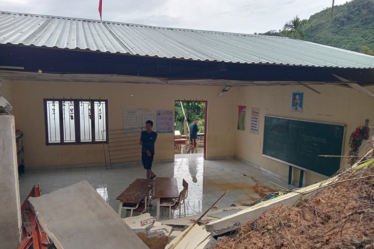 Quảng Nam: Sạt lở đồi, phòng học ở một điểm trường miền núi bị sập - Anh 1