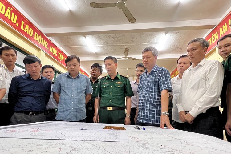 Vụ chìm tàu cá, 13 ngư dân mất tích ở Quảng Nam: Xuyên đêm tìm kiếm nạn nhân - Anh 1