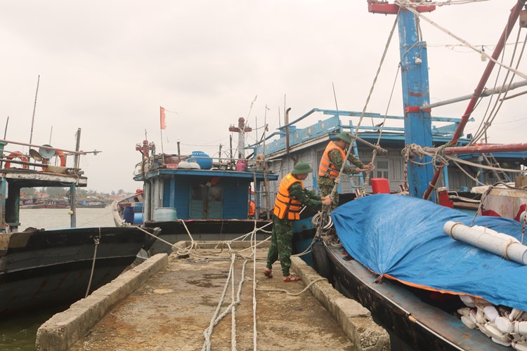 Bí thư Tỉnh ủy Thừa Thiên Huế họp chỉ đạo khẩn phòng tránh mưa lũ - Anh 1
