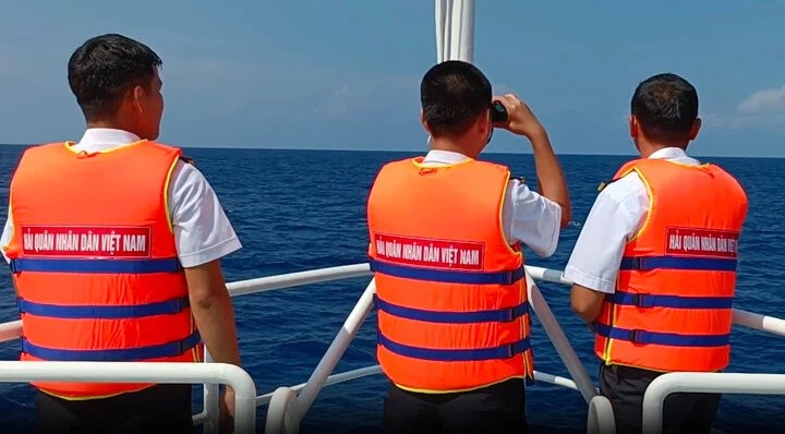 Vẫn chưa tìm thấy 13 ngư dân mất tích - Anh 1