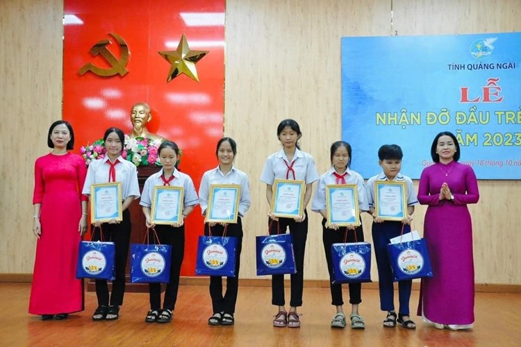 Quảng Ngãi có 62 trẻ mồ côi được nhận đỡ đầu - Anh 3