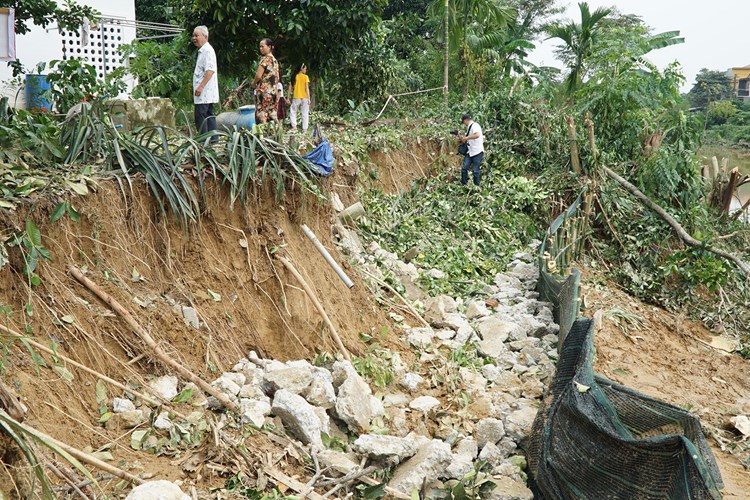 Sống thấp thỏm vì sạt lở sông Hương - Anh 1