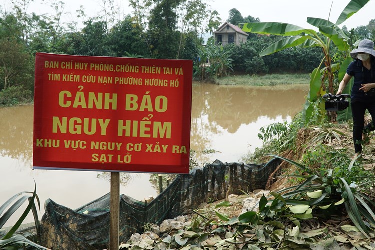 Sống thấp thỏm vì sạt lở sông Hương - Anh 2