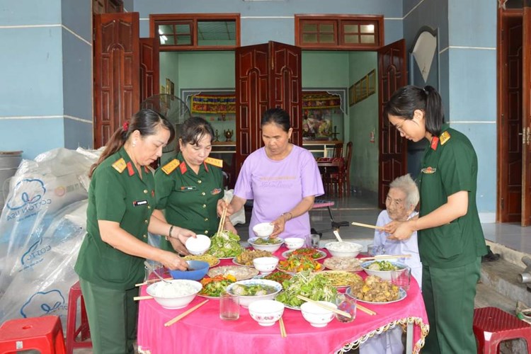 Quảng Ngãi: Tặng quà Mẹ Việt Nam Anh hùng nhân ngày 20.10 - Anh 2