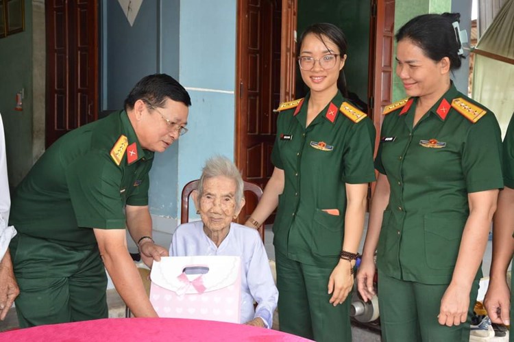 Quảng Ngãi: Tặng quà Mẹ Việt Nam Anh hùng nhân ngày 20.10 - Anh 1