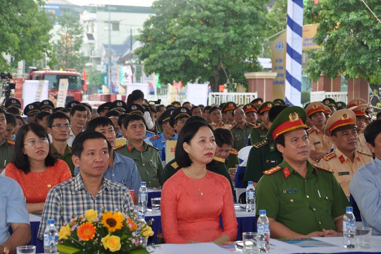 Quảng Ngãi phát động phong trào thi đua bảo đảm trật tự ATGT - Anh 2