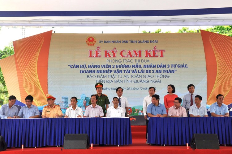 Quảng Ngãi phát động phong trào thi đua bảo đảm trật tự ATGT - Anh 4