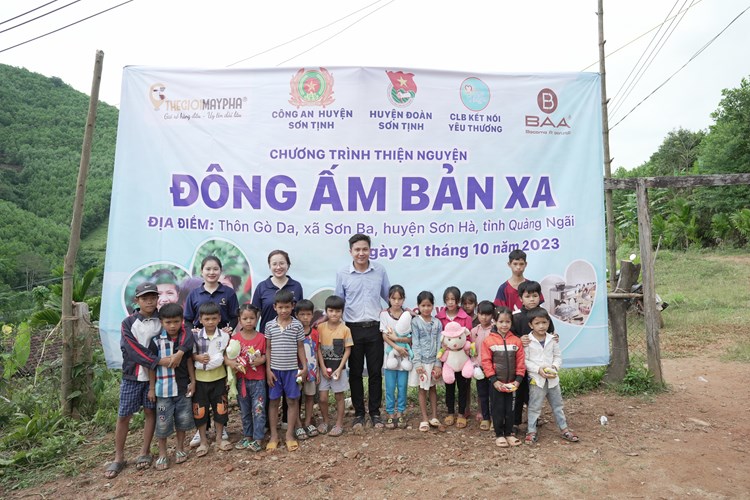 “Đông ấm bản xa” cho trẻ em vùng cao Sơn Hà - Anh 3