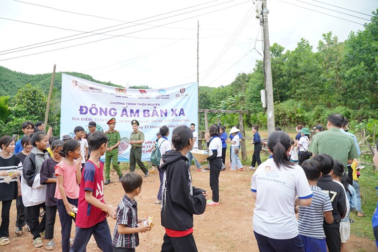 “Đông ấm bản xa” cho trẻ em vùng cao Sơn Hà - Anh 2
