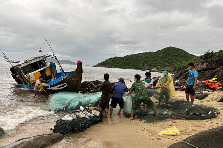 Kịp thời cứu bốn ngư dân trên tàu cá bị sóng đánh trôi dạt trên biển - Anh 1