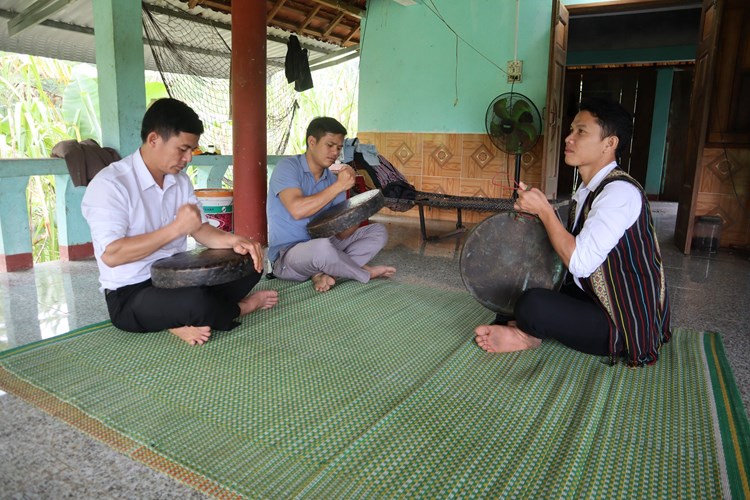 Những chàng trai trẻ Hrê đam mê chiêng ba - Anh 1