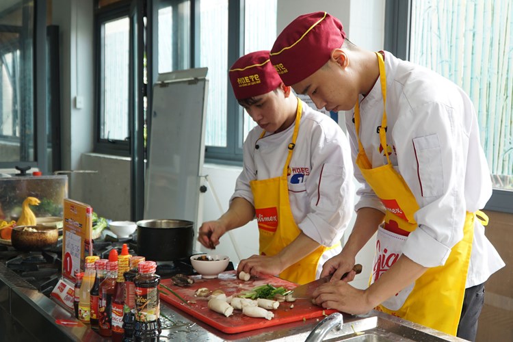 Học sinh, sinh viên trường du lịch tranh tài chế biến món ngon xứ Huế - Anh 2