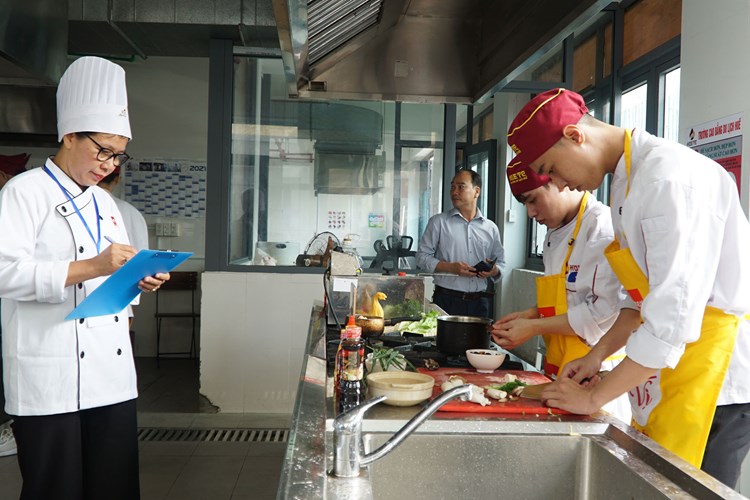 Học sinh, sinh viên trường du lịch tranh tài chế biến món ngon xứ Huế - Anh 4