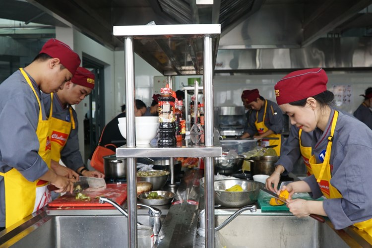 Học sinh, sinh viên trường du lịch tranh tài chế biến món ngon xứ Huế - Anh 1