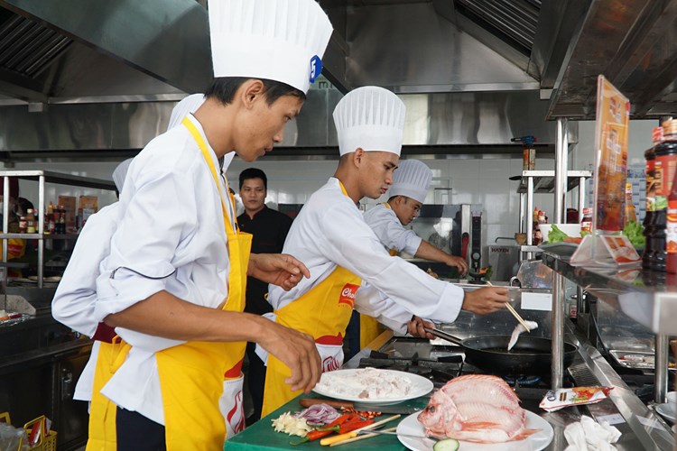 Học sinh, sinh viên trường du lịch tranh tài chế biến món ngon xứ Huế - Anh 3