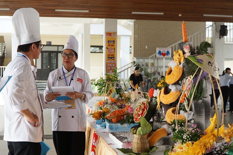 Học sinh, sinh viên trường du lịch tranh tài chế biến món ngon xứ Huế - Anh 5