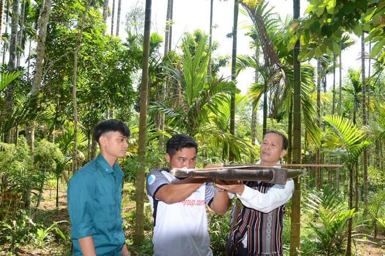Bí quyết làm nỏ truyền thống của người Hrê ở Quảng Ngãi - Anh 2
