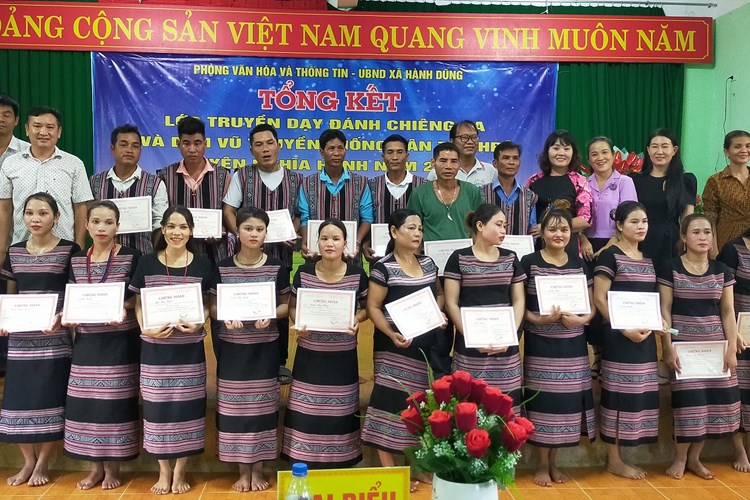Quảng Ngãi: Truyền dạy đánh chiêng Ba và dân vũ truyền thống đồng bào Hrê - Anh 3