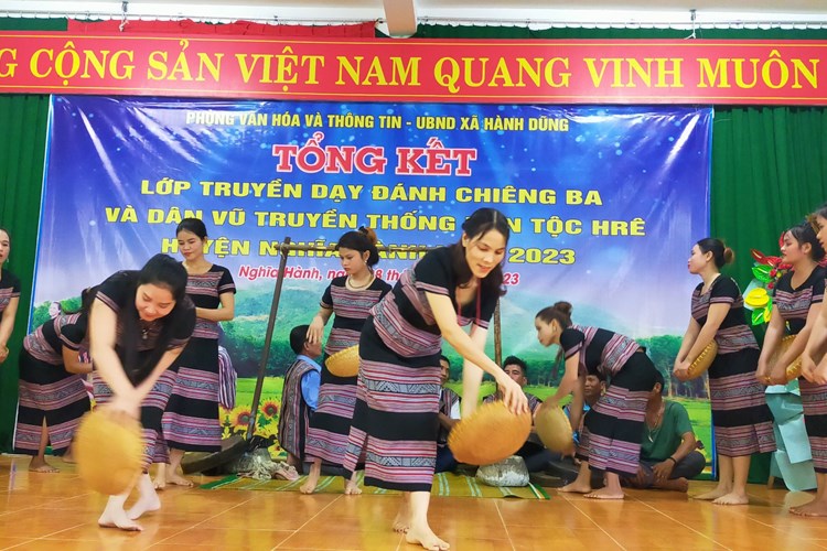 Quảng Ngãi: Truyền dạy đánh chiêng Ba và dân vũ truyền thống đồng bào Hrê - Anh 1