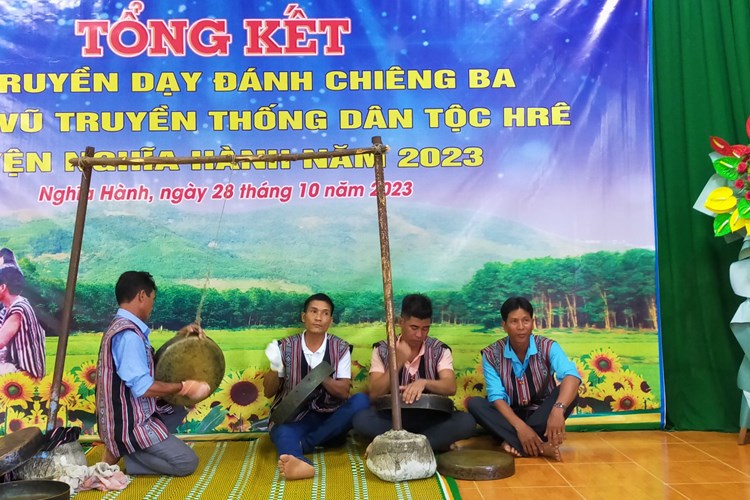 Quảng Ngãi: Truyền dạy đánh chiêng Ba và dân vũ truyền thống đồng bào Hrê - Anh 2
