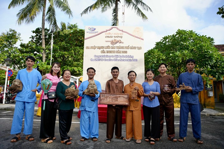 Hội An: Diễu hành chào mừng gia nhập mạng lưới các thành phố sáng tạo của UNESCO - Anh 3