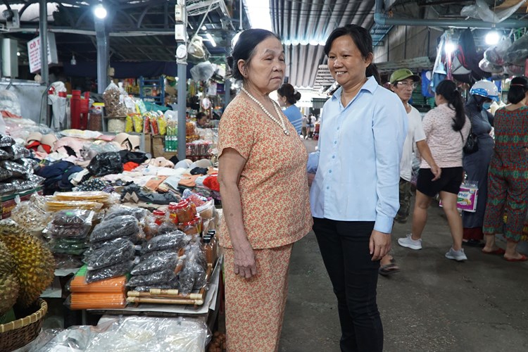 Nữ cán bộ “đầu tàu” xây dựng chợ Đông Ba văn minh, thân thiện - Anh 2