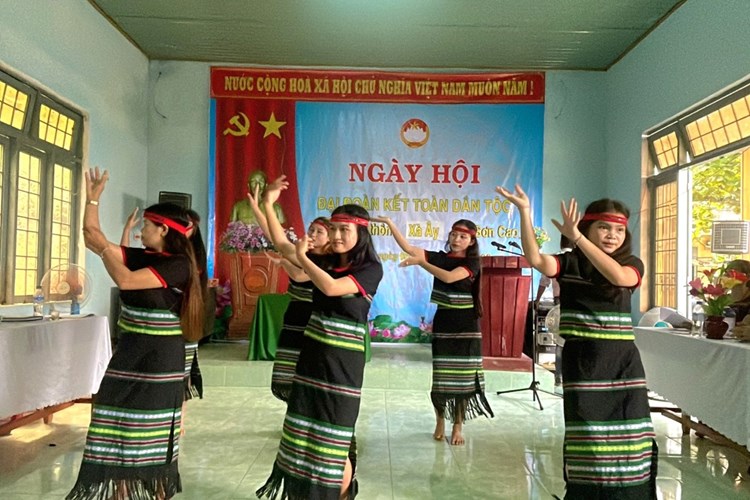 Giữ nét văn hóa truyền thống qua ngày hội Đại đoàn kết của đồng bào Hrê - Anh 2