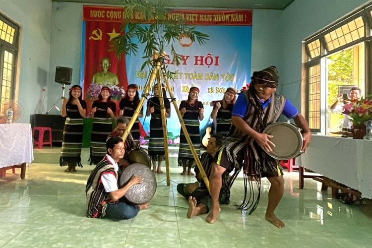 Giữ nét văn hóa truyền thống qua ngày hội Đại đoàn kết của đồng bào Hrê - Anh 1