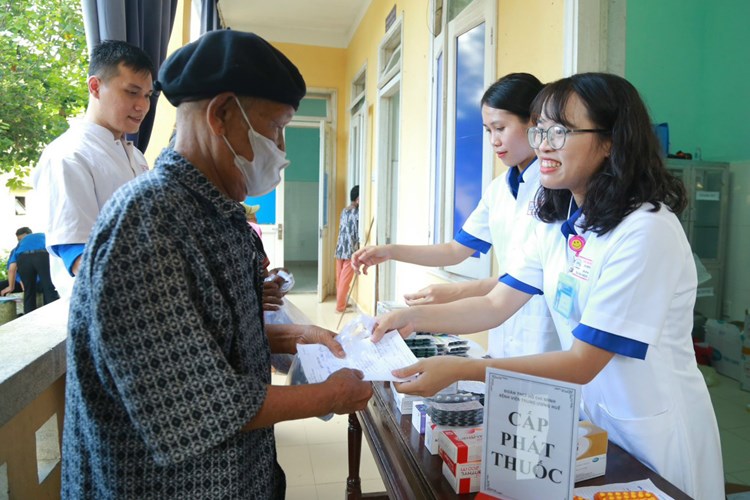 Khám chữa bệnh miễn phí cho hơn 400 người dân vùng cao - Anh 2