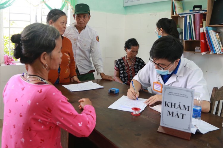 Khám chữa bệnh miễn phí cho hơn 400 người dân vùng cao - Anh 1