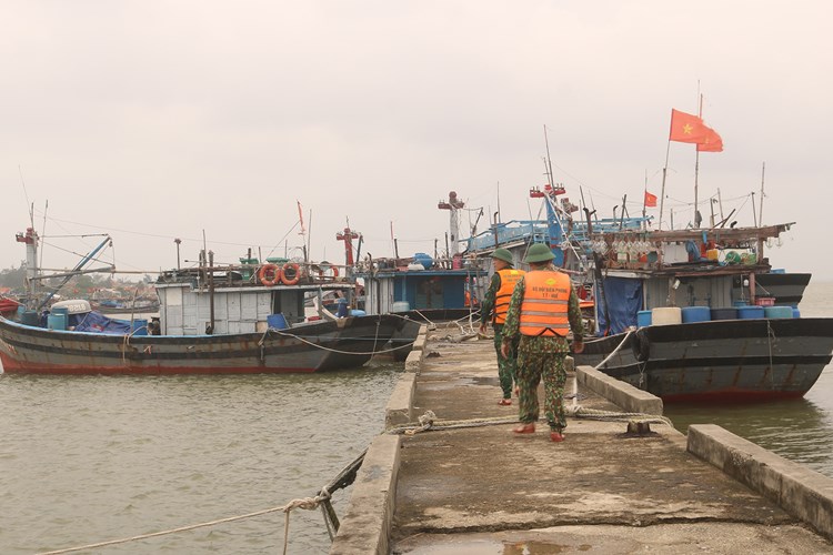 Tàu cá bốc cháy trong đêm khi đang đánh cá trên biển - Anh 1