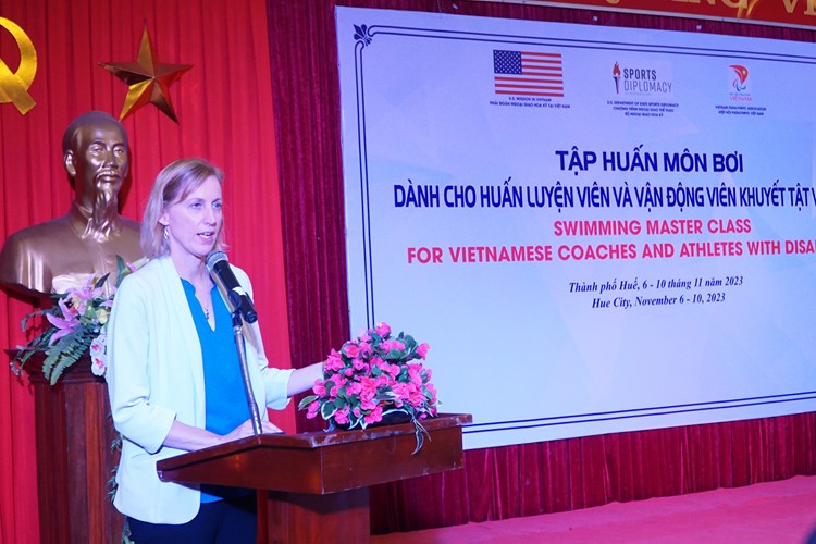 “Sứ giả thể thao” Hoa Kỳ tập huấn bơi cho các HLV và VĐV khuyết tật - Anh 1