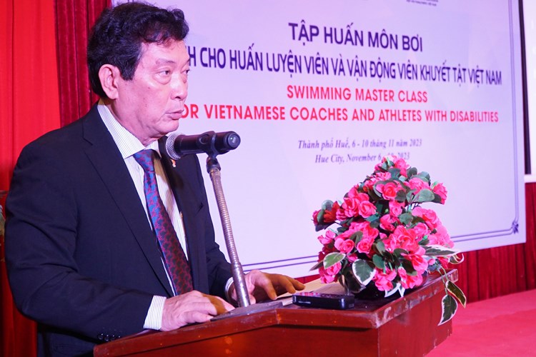 “Sứ giả thể thao” Hoa Kỳ tập huấn bơi cho các HLV và VĐV khuyết tật - Anh 2