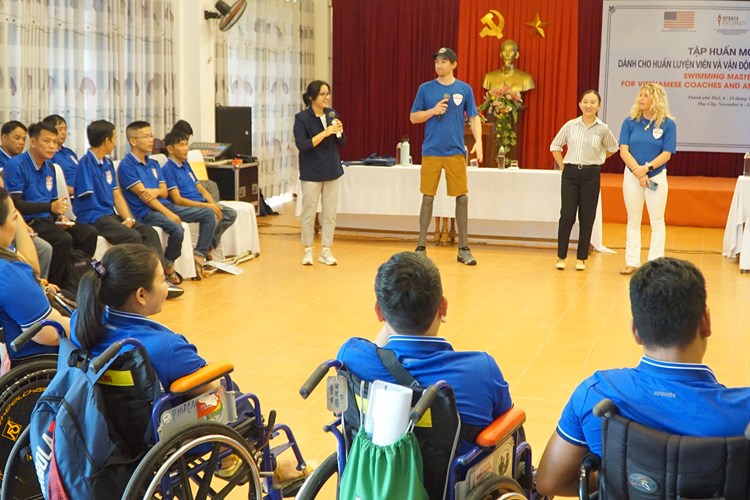 “Sứ giả thể thao” Hoa Kỳ tập huấn bơi cho các HLV và VĐV khuyết tật - Anh 3