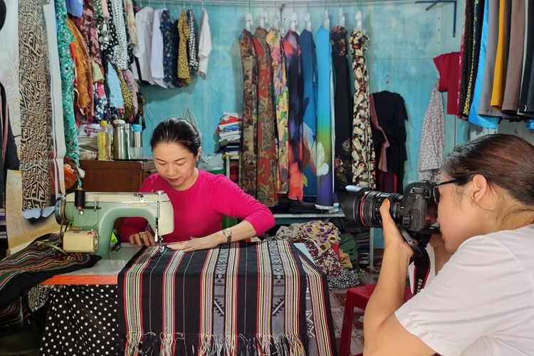 “Thổi hồn” vào trang phục thổ cẩm Hrê - Anh 1