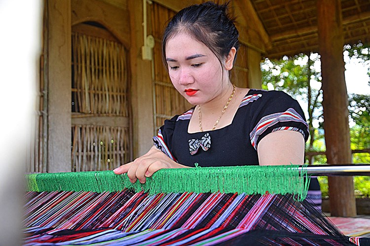 “Thổi hồn” vào trang phục thổ cẩm Hrê - Anh 4