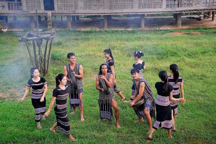 Người nghệ nhân truyền cảm hứng cho thế hệ trẻ về âm nhạc truyền thống đồng bào Hrê - Anh 1