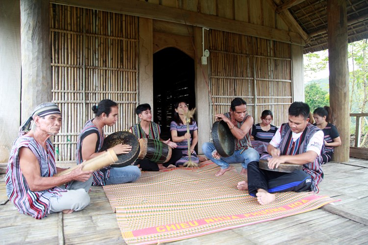 Người nghệ nhân truyền cảm hứng cho thế hệ trẻ về âm nhạc truyền thống đồng bào Hrê - Anh 2