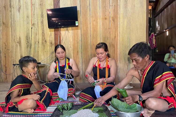 Học gói bánh ốc cùng đồng bào Ca Dong ở Quảng Nam - Anh 1