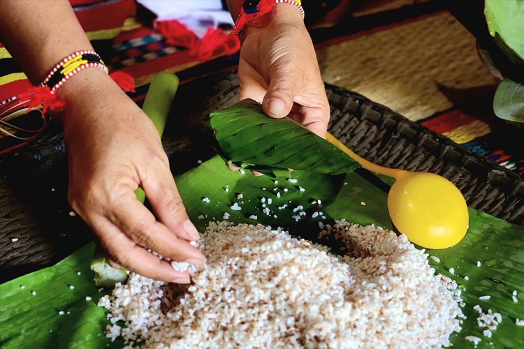 Học gói bánh ốc cùng đồng bào Ca Dong ở Quảng Nam - Anh 3
