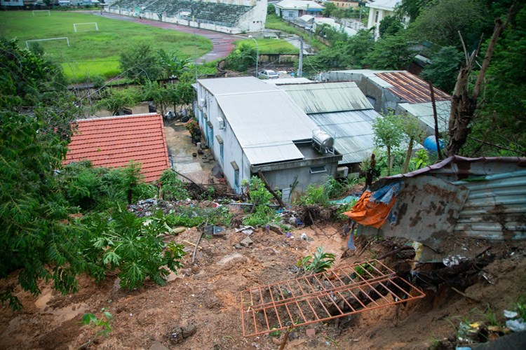 Nước lũ lên, người dân, du khách bơi thuyền trong khu phố cổ Hội An - Anh 4