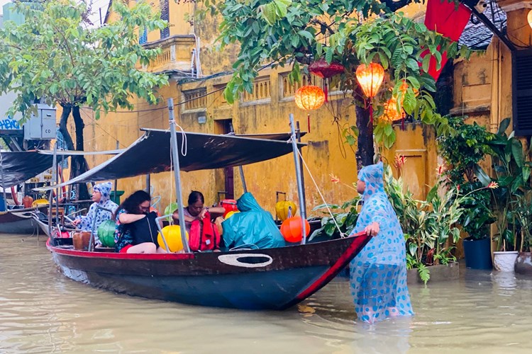 Nước lũ lên, người dân, du khách bơi thuyền trong khu phố cổ Hội An - Anh 1