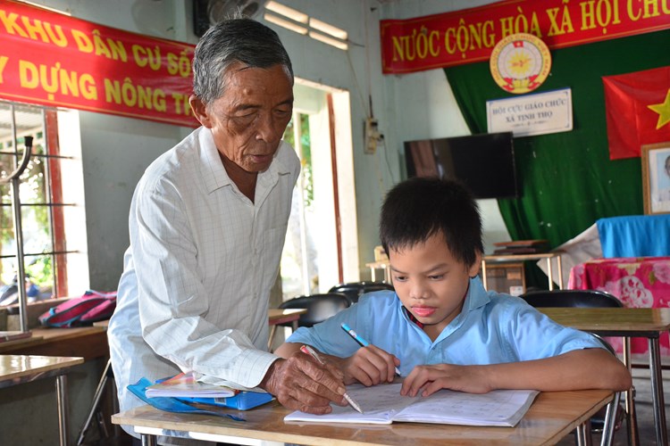 Quảng Ngãi: Lớp học “ đặt biệt” của những thầy, cô giáo nghỉ hưu - Anh 3