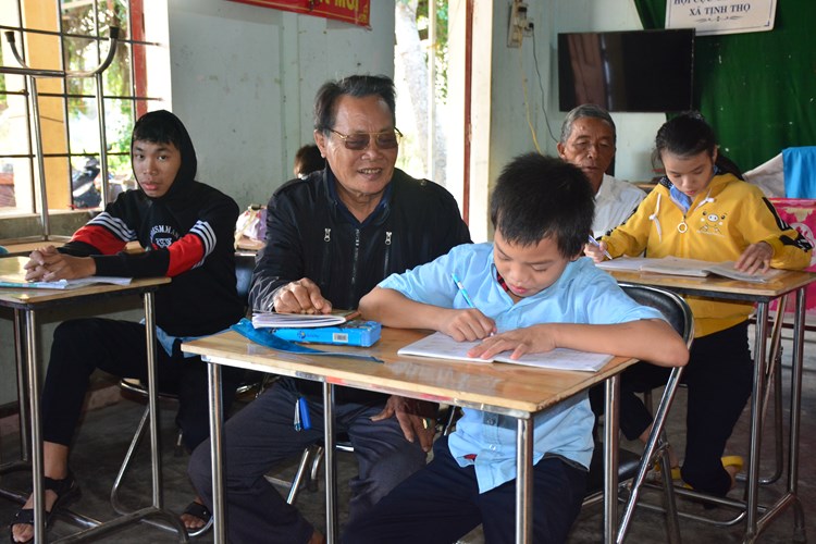 Quảng Ngãi: Lớp học “ đặt biệt” của những thầy, cô giáo nghỉ hưu - Anh 2