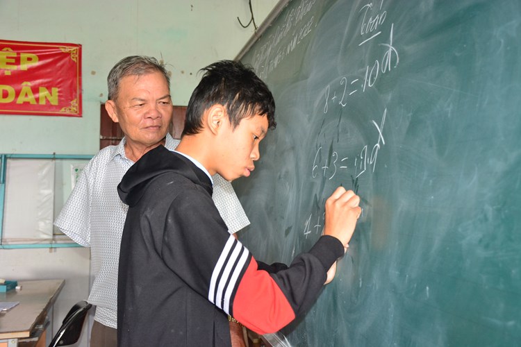 Quảng Ngãi: Lớp học “ đặt biệt” của những thầy, cô giáo nghỉ hưu - Anh 1