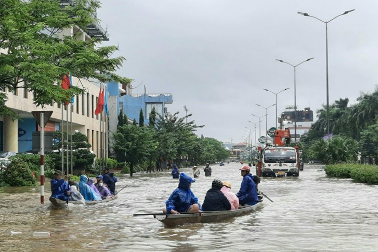 Lật ghe giữa mưa lũ, 2 người chết và mất tích - Anh 1